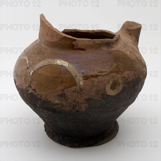 Pottery cooking jug on stand ring, ball model with silt decoration on the shoulder, cooking jug, kitchenware, earthenware