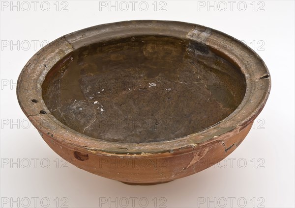 Pottery comes on stand ring, girth under the edge, two holes in the edge, bowl baking utensils earthenware ceramics earthenware