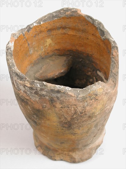 Half pottery pot from the lead white industry, three lobes on the inside, pot holder fragment earthenware pottery earthenware