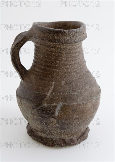 Stoneware canister on pinched foot, triangular rim around neck, brown and scraped earthenware, drinking jug be tableware holder