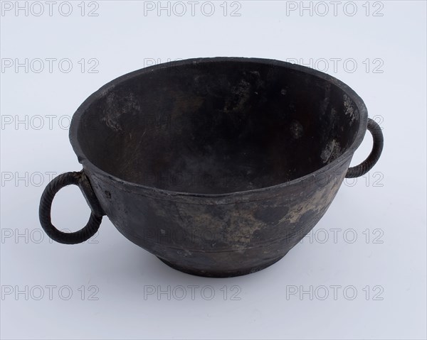 Pewter porridge bowl with two twisted ring ears, porridge crockery holder soil find tin metal, cast soldered Porcelain pans