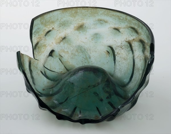 Fragment of low drinking glass with crossed rib pattern, maigelein, maigelein drinking glass drinking utensils tableware holder