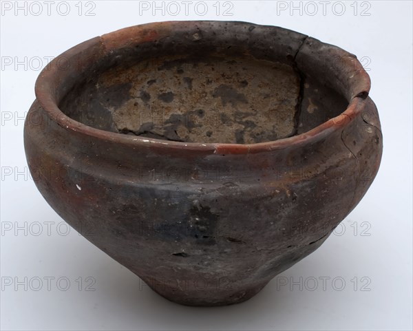 Pottery pot on small standing surface, wide, receding top edge, indigenous pottery, pot holder soil found ceramic earthenware
