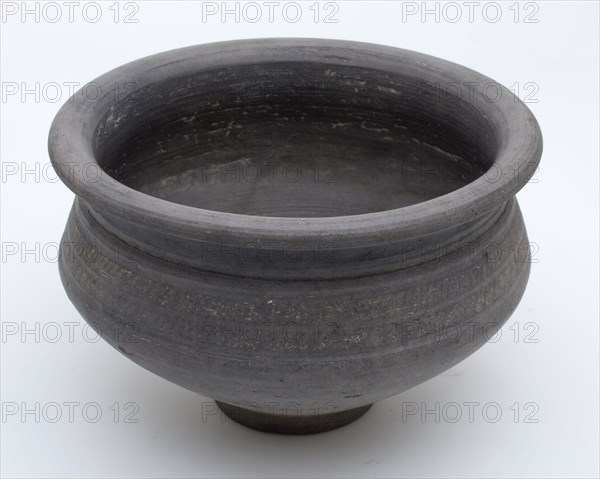 Earthenware pot with wide top edge and very small stand, terra nigra, decorated with grooves, pot holder soil found ceramic