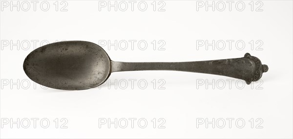 Pewter spoon with oval leaf with portrait King George III on the stem, spoon cutlery tin metal, w 4,3 poured beaten Pewter spoon