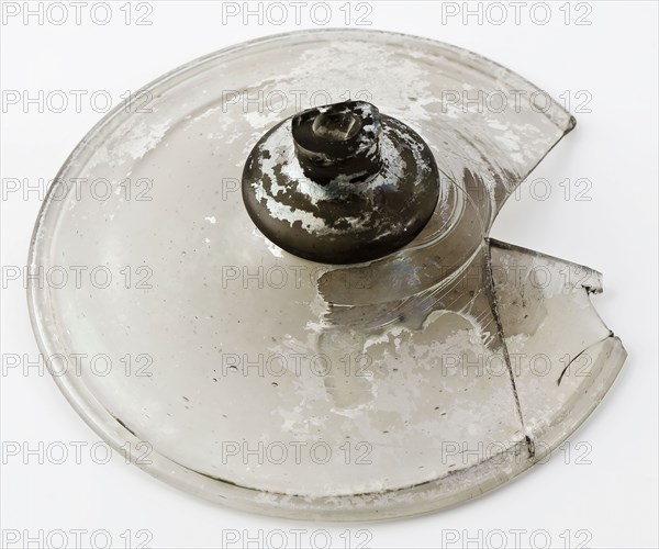 Fragments of foot and trunk of drinking glass, drinking glass drinking utensils tableware holder soil find glass h 2,6