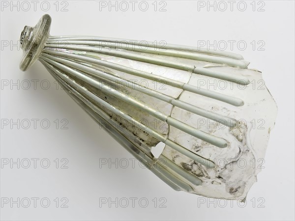 Fragment of stem and calyx of chalice, drinking glass drinking utensils tableware holder soil find glass, free blown and formed