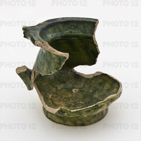 Fragment of toy room pot, stand ring, low belly and band ear, yellow and green glaze, easy-to-use toy relaxant fragment soil