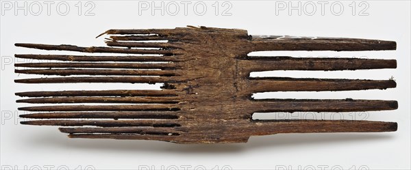 Fragment of wooden comb with coarse and fine teeth, comb fragment soil find wood, w 7.0 sawn cut Fragment of wooden comb. Center