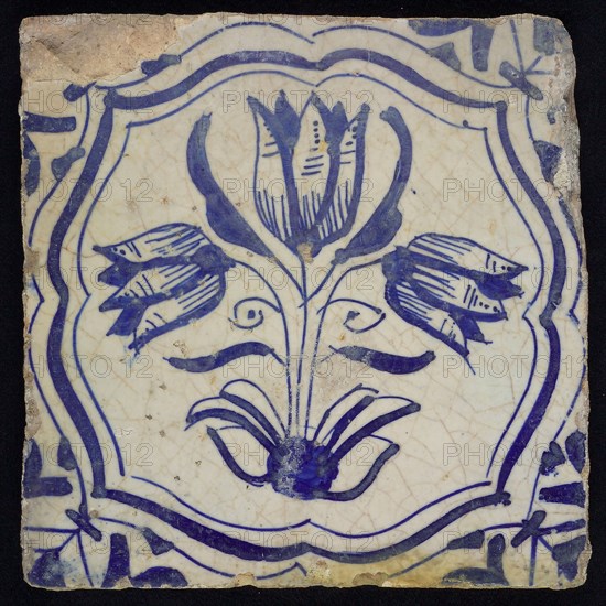 Flower tile with three-tiered tulip in brace frame, blue decor on white ground, corner filling: voluten, wall tile