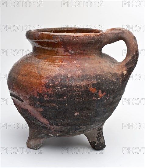 Pottery cooking jug, grape model on three legs, sparingly glazed, grape cooking pot tableware holder kitchen utensils