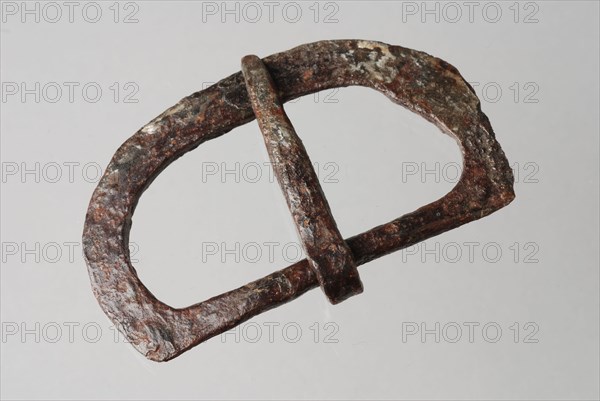 D-shaped buckle of iron, the sting runs over the entire bracket, buckle fastener strand soil finding iron w 6.5 lb angel 4.2