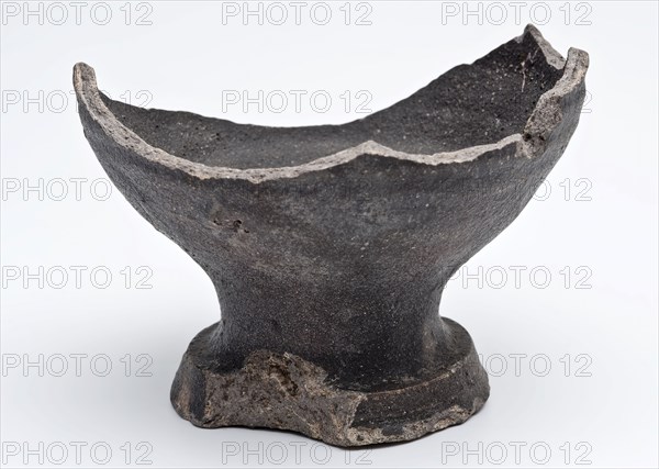 Foot of cup, ball-shaped model on foot, gray, proto-stoneware, cup drinking utensils tableware holder fragment soil found clay