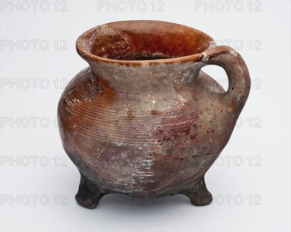 Pottery cooking jug on three legs, grape, light red, round ear, high arched neck, grape cooking pot tableware holder kitchen