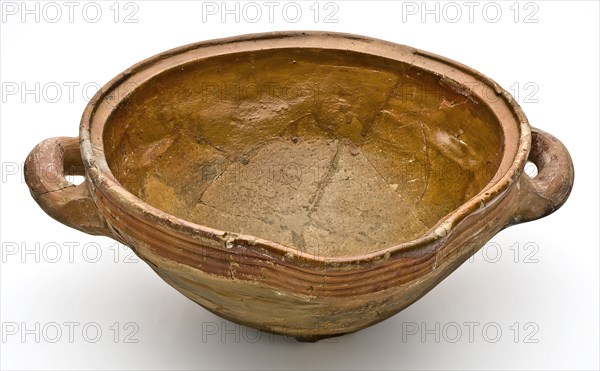 Pottery comes on three stand fins with grooves over the outer edge, two lying ears, bowl bowl earthenware pottery earthenware