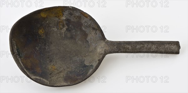 Spoon with oval bowl and flattened, hexagonal handle, spoon cutlery soil find tin metal, cast Oval tray short rat tail hexagonal