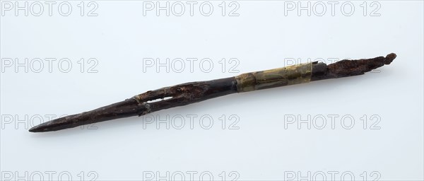 Needle with eye and handle, point with wide eye slightly behind, needle soil find wood bone metal handle, needle, Needle with