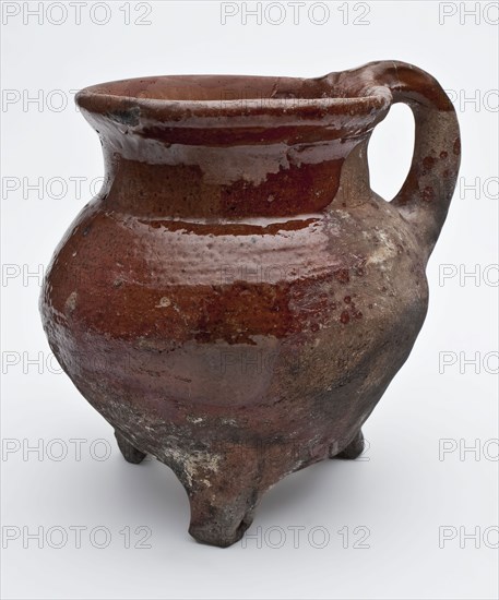 Pottery cooking jug, grape on three legs, sparing lead glaze, one ear, misbaksel, grape cooking pot tableware holder kitchenware
