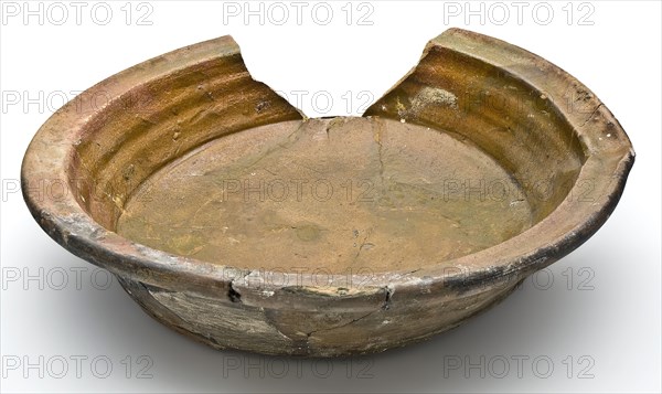 Pottery saucepan, baking pan with pouring lip and bottom, saucepan casserole tableware holder utensils earthenware ceramics