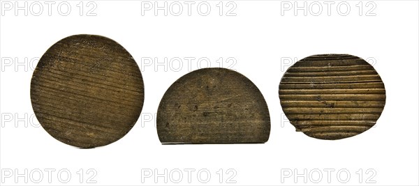 Three fragments of chip boxes, three soils, box holder soil find pine wood, cut sawn planed stabbed Three pinewood bottoms