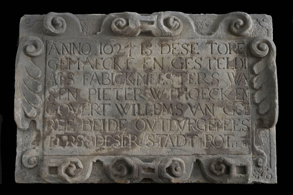 Facade stone with text in the year 1624 is dese tore mapped ... Rotterda, facing brick foundation stone sculpture sculpture