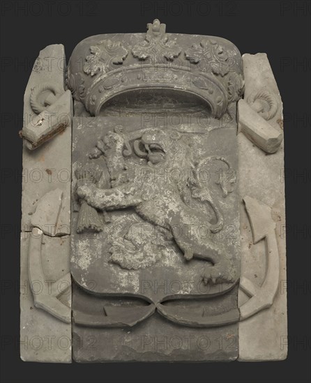 Facade stone in three parts, crowned shield with climbing lion with sword and arrows, on both sides anchors, facing brick