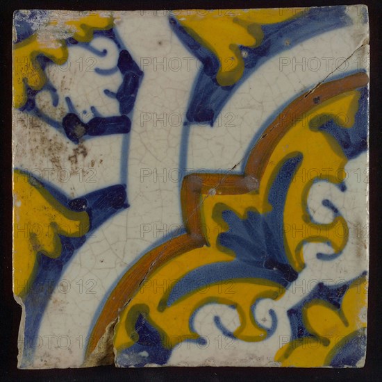 Ornament tile, diagonally across the tile white braid band motif, corner motif quarter rosette, wall tile tile sculpture ceramic