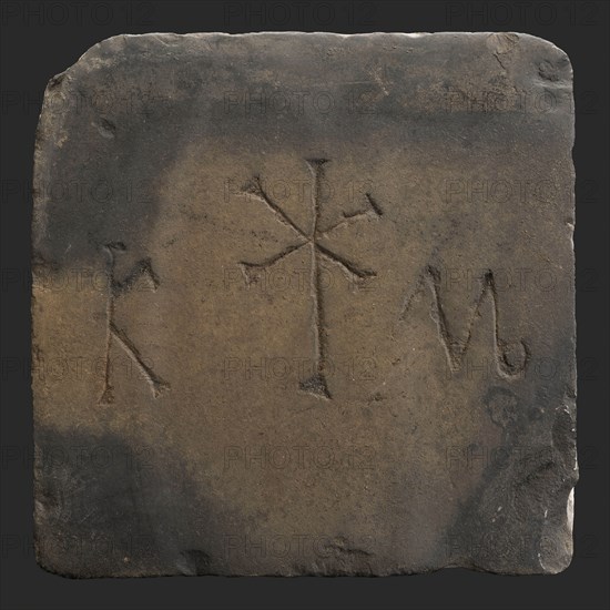 Tombstone with initials KM, tombstone slate stone, minced Square inscription and house mark in bas-relief K M death mourning