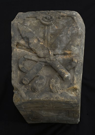Stone of gate of vleeshal, Rotterdam, front two knives, bottom decorated, keystone building element facing stone sculpture