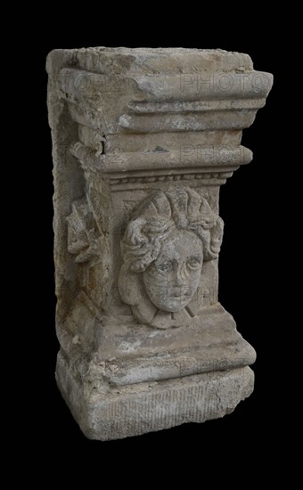 Basement with female head, basement ornament building component sandstone stone, sculpted Rectangular basement with woman's head