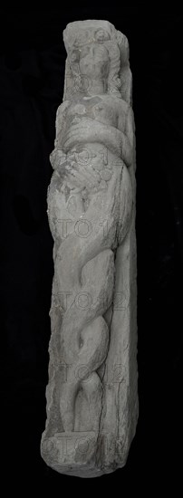 Caryatid with entangled legs, caryatid building element sculpture sculpture sandstone stone, carved caryatid with entwined legs