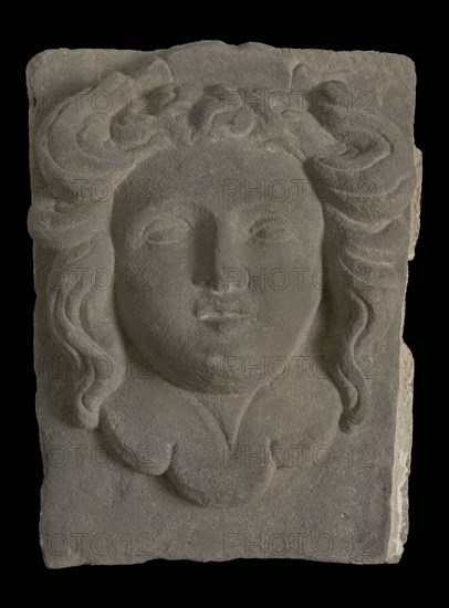 Head, woman with lobed collar, gable wall stone ornament sculpture sculpture building component sandstone stone, sculpted Above