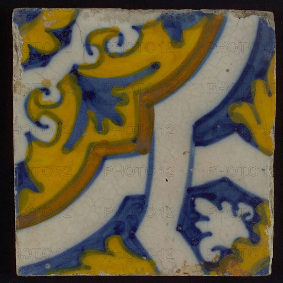 Ornament tile, diagonally across the tile white braid band motif, corner motif quarter rosette, wall tile tile sculpture ceramic