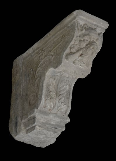 Console with dog's head (with horns) and leaf motifs, console building element sandstone stone, sculpted Console