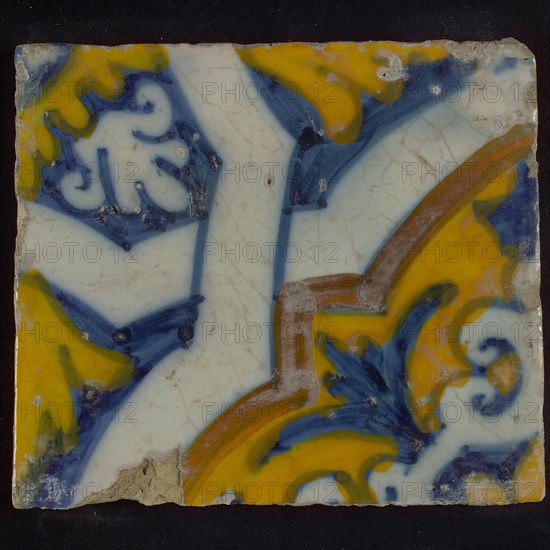 Ornament tile, diagonally across the tile white braid band motif, corner motif quarter rosette, wall tile tile sculpture ceramic