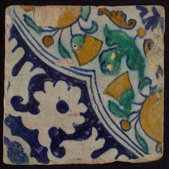 Ornament tile, diagonal ornament in quatrefoil with bows in which orange apples and flowers, palm corner, corner pattern rosette