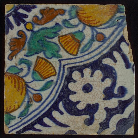 Ornament tile, diagonal ornament in quatrefoil with bows in which orange apples and flowers, palm corner, corner pattern rosette