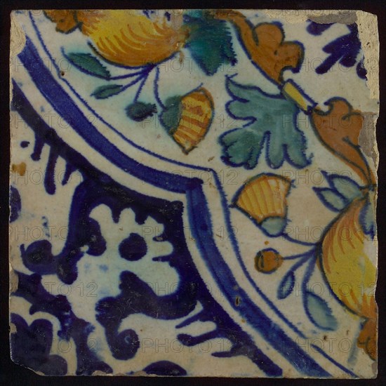 Ornament tile, diagonal ornament in quatrefoil with bows in which orange apples and flowers, palm corner, corner pattern rosette