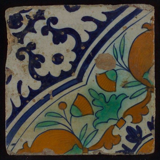 Ornament tile, diagonal ornament in quatrefoil with bows in which orange-apples and flowers, palm corner, corner pattern rosette