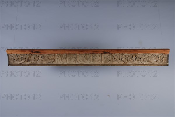 Wooden rectangular lintel with carved acanthus motifs around COLOGNE lettering, door frame wood carving sculpture sculpture wood