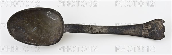 Pewter spoon with oval bowl, rat tail with beak, flat handle, pied the biche handle end, spoon cutlery soil find tin metal, I