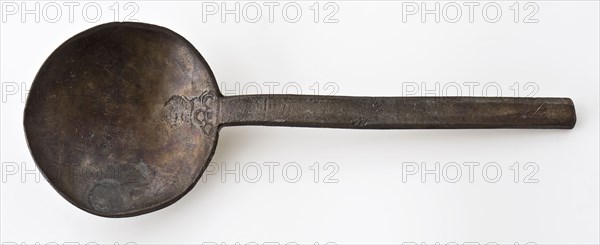Spoon with round bowl and flattened, hexagonal handle, spoon cutlery soil find tin metal, cast Round bowl rat tail flat