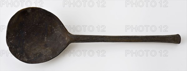 Spoon with fig-shaped container and hexagonal handle, spoon cutlery soil find tin metal, cast Figs bowl short rat tail hexagonal