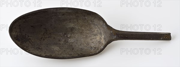 Spoon with elongated, oval bowl and hexagonal handle, spoon cutlery soil find tin metal, Oblong oval box rat tail and double rib
