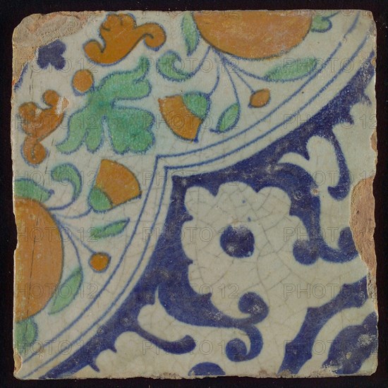 Ornament tile, diagonal ornament in quatrefoil with bows in which orange-apples and flowers, palm corner, corner pattern rosette