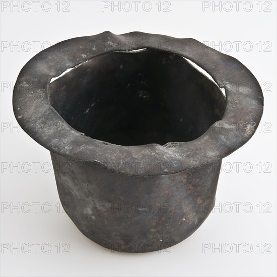 Pewter pot, cylindrical, with outstanding edge, pot holder sanitary floor stock tin metal, molded Cylindrical shape
