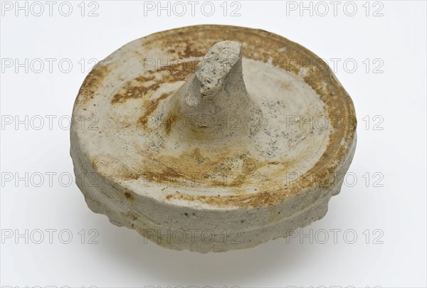 Stoneware lid, knob as handle, lid closure soil found ceramic stoneware glaze salt glaze, Rounded shallow box in the middle