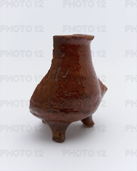 Fragment earthenware toy cooking jug, on three legs, grape cooking pot crockery holder kitchenware toy relaxing device soil find