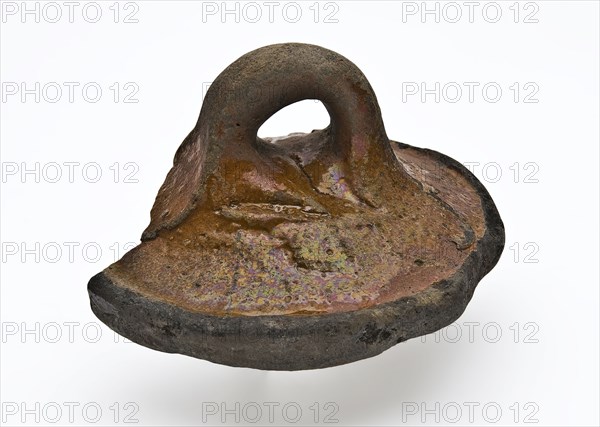 Earthenware lid, sausage ear, glazed, lid closure soil found ceramic earthenware glaze lead glaze, hand turned hand shaped