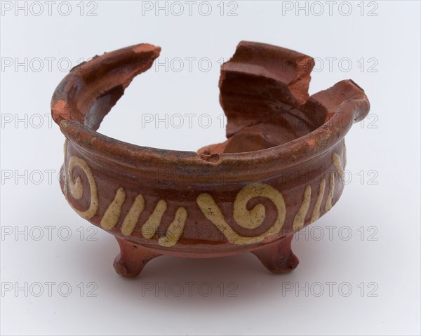 Earthenware cooking pot, decorated with yellow garlands and stripes in yellow, on three legs, cooking pot crockery holder